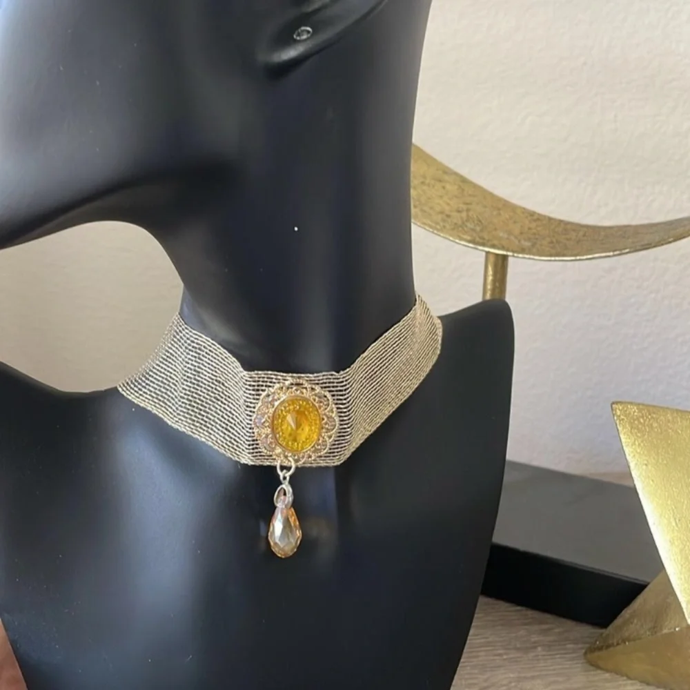 Elegant Gold Choker Necklace New - Picture 3 of 3